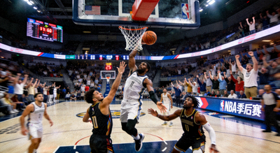 篮球场上投篮命中瞬间，NBA季后赛席位激烈争夺画面